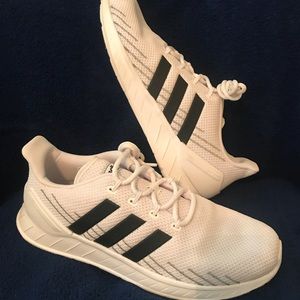 Like new men’s white adidas tennis shoes. Size 12